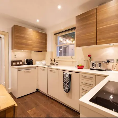 Apartment Niru Experience Serene Garden Haven Duplex London