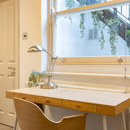 Niru Experience Serene Garden Haven Duplex Apartment London