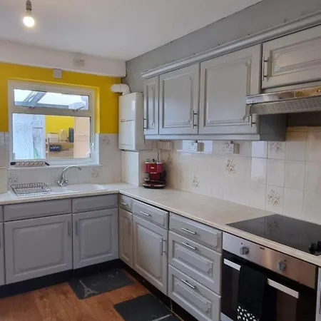Holiday home Lovely 5-bed With Free Parking And Garden Croydon