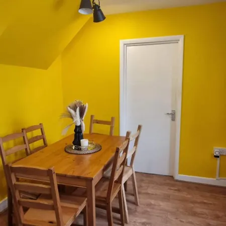 Holiday home Lovely 5-bed With Free Parking And Garden