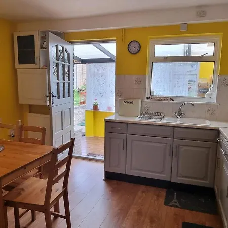 Lovely 5-bed With Free Parking And Garden Holiday home *