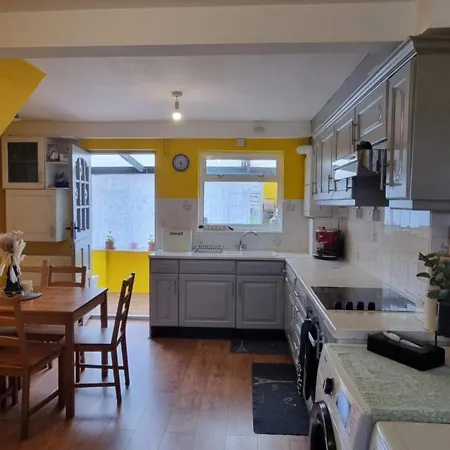 Holiday home Lovely 5-bed With Free Parking And Garden *