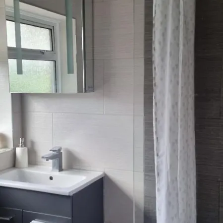 Lovely 5-bed With Free Parking And Garden Holiday home Croydon