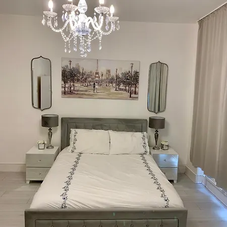New! Supreme - Near Tube Stations Apartment London