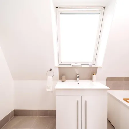 Niru Experience Royal Deluxe Apartment London