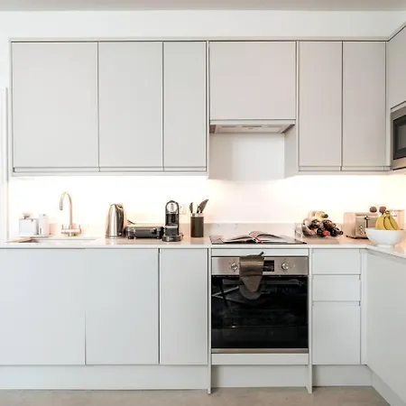 Niru Experience Royal Deluxe Apartment London
