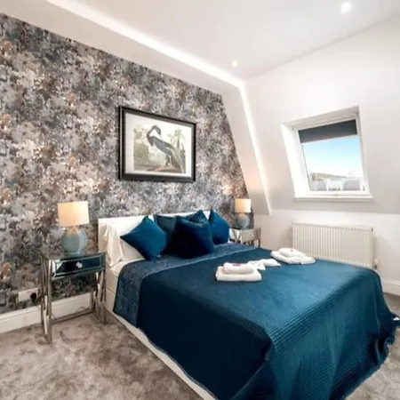 Niru Experience Royal Deluxe London