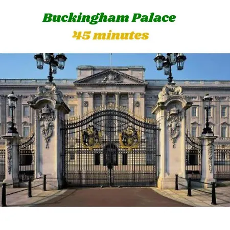 Elegant 2 Bedroom Hideaway In The Heart Of London - Sleeps 6 People- Has A King Bed- Parking Available! Instant Book! 20 Percent Off! Limited Time Deal! Barnet