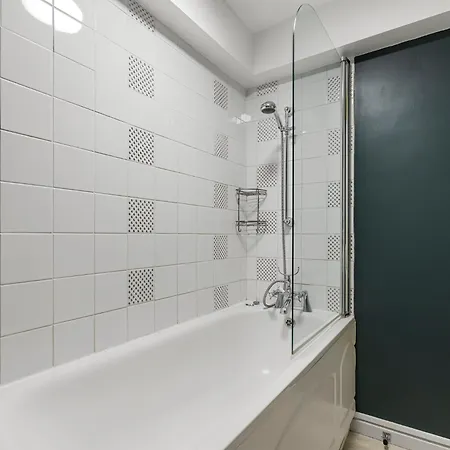 Pass The Keys Whitechapel With Balcony Apartment London