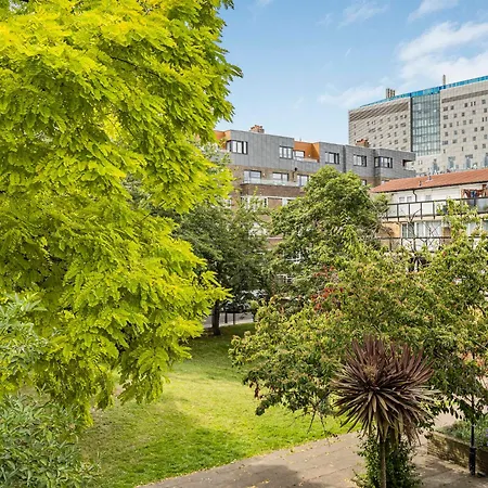Pass The Keys Whitechapel With Balcony Apartment