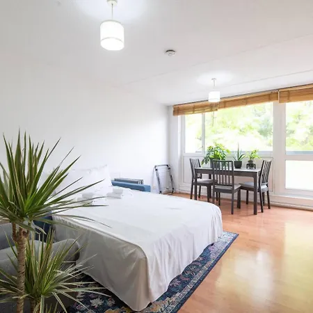 Pass The Keys Whitechapel With Balcony Apartment *