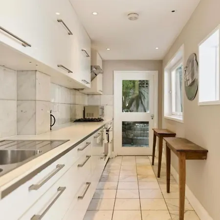 The Chelsea Retreat - Outstanding 5bdr House With Garden Apartment London