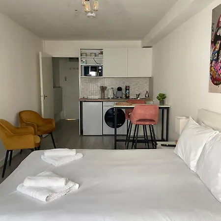 Serviced Apartment *