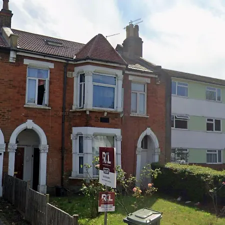 Homestay In On The Hill Harrow