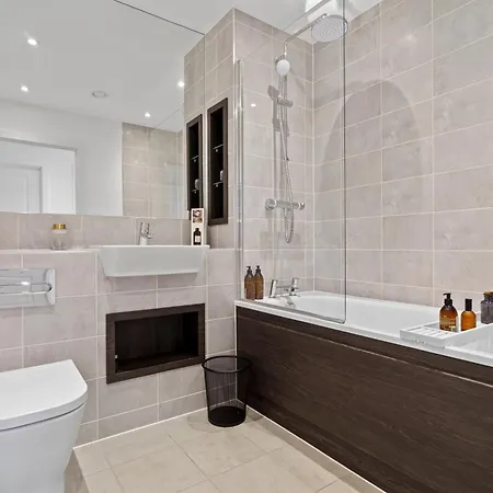 Luxury Barking Near Airport - With Gym And Free Parking Sleeps 8 * Thamesmead (Greater London)