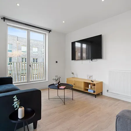 Luxury Barking Near Airport - With Gym And Free Parking Sleeps 8 Apartment