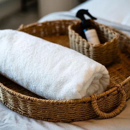 Luxury Barking Near Airport - With Gym And Free Parking Sleeps 8 Apartment
