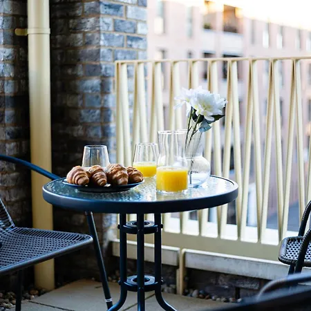 Apartment Luxury Barking Near Airport - With Gym And Free Parking Sleeps 8 *