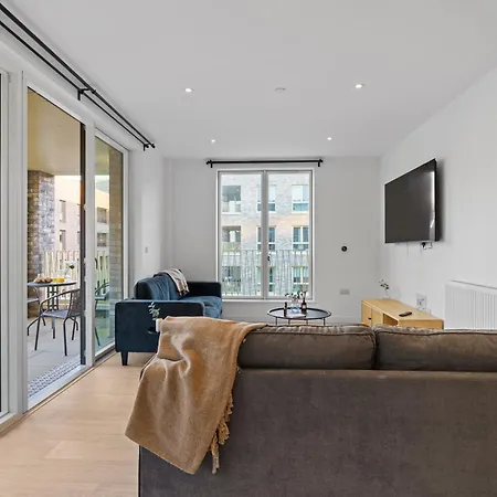 Apartment Luxury Barking Near Airport - With Gym And Free Parking Sleeps 8