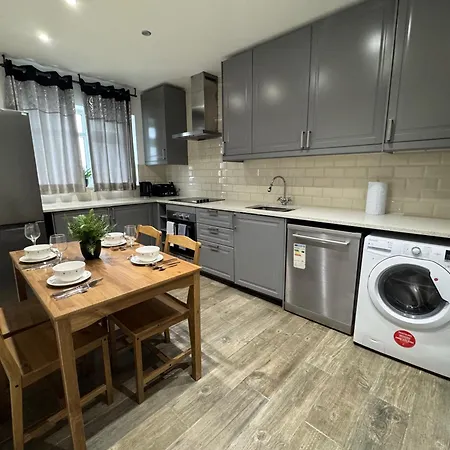 Beautiful 2 Bed Escape Apartment
