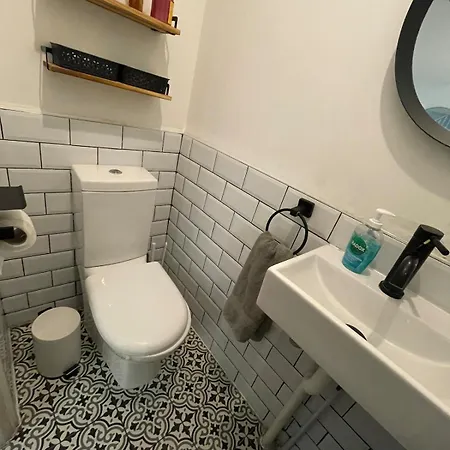 A Beautiful 4 Bedrooms House Near Wembley Stadium