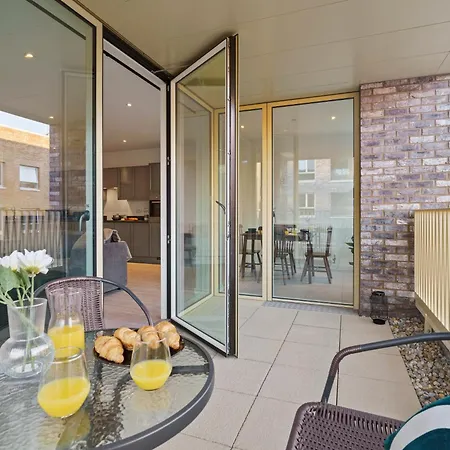 Apartment Luxury Barking Near Airport - With Gym And Free Parking Sleeps 8 *