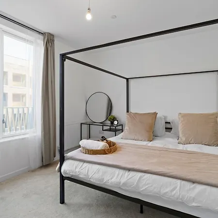 Luxury Barking Near Airport - With Gym And Free Parking Sleeps 8 Apartment