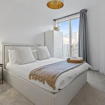 Luxury Barking Near Airport - With Gym And Free Parking Sleeps 8 * Thamesmead (Greater London)