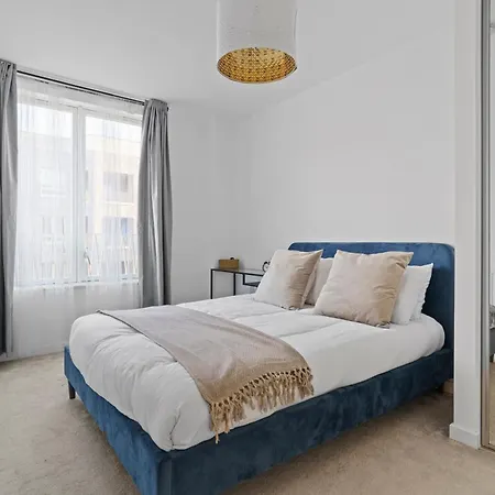 Luxury Barking Near Airport - With Gym And Free Parking Sleeps 8 Apartment *