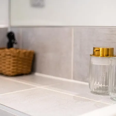 Luxury Barking Near Airport - With Gym And Free Parking Sleeps 8 *