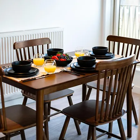 Luxury Barking Near Airport - With Gym And Free Parking Sleeps 8 * Thamesmead (Greater London)