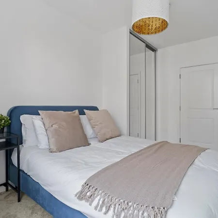Luxury Barking Near Airport - With Gym And Free Parking Sleeps 8 Apartment Thamesmead (Greater London)