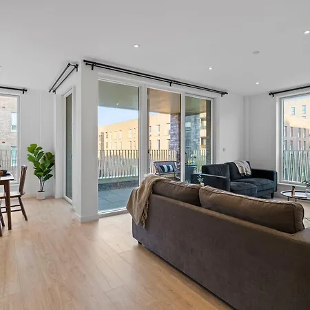 Luxury Barking Near Airport - With Gym And Free Parking Sleeps 8 *