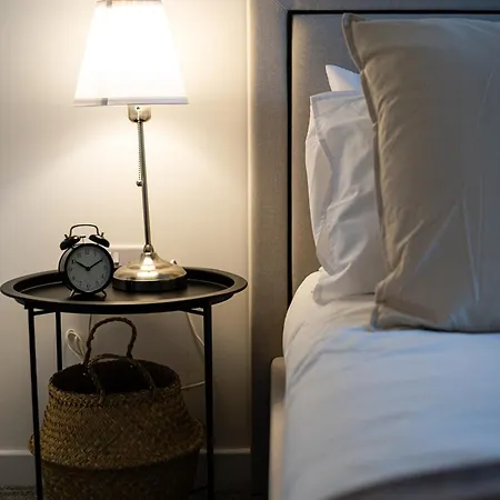 Luxury Barking Near Airport - With Gym And Free Parking Sleeps 8 Apartment *
