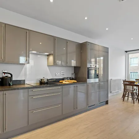 Luxury Barking Near Airport - With Gym And Free Parking Sleeps 8 * Thamesmead (Greater London)