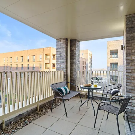 Luxury Barking Near Airport - With Gym And Free Parking Sleeps 8 Apartment Thamesmead (Greater London)