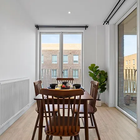 Luxury Barking Near Airport - With Gym And Free Parking Sleeps 8 *
