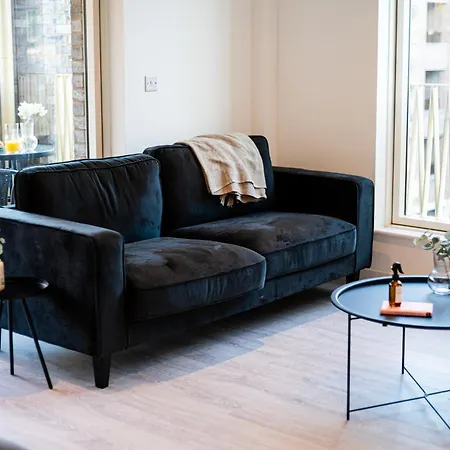 Apartment Luxury Barking Near Airport - With Gym And Free Parking Sleeps 8 *