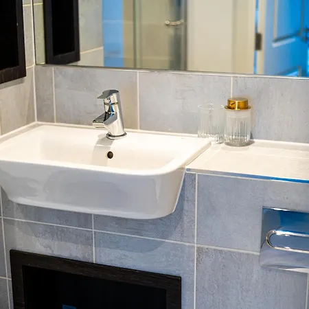 Apartment Luxury Barking Near Airport - With Gym And Free Parking Sleeps 8