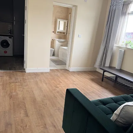 Beautiful 2 Bed Escape London