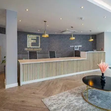 公寓 Luxury Near Airport - With Gym And Free Parking Sleeps 8 *