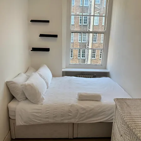 Queensway Dream, Hyde Park