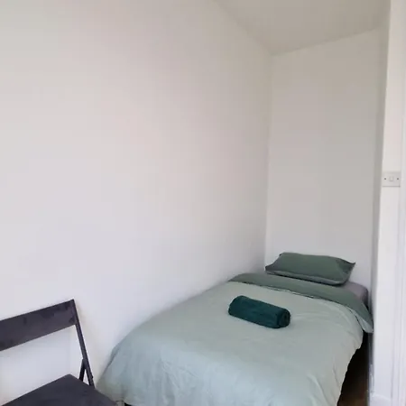 3 Bedrooms House With Parking