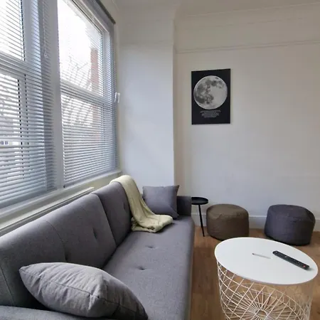 3 Bedrooms House With Parking London
