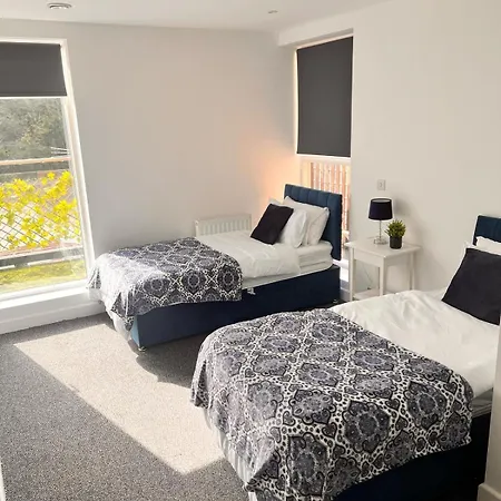 Free Parking,top Location, Shops Apartment