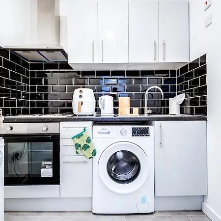 Compact With Sofabed, Free Parking, Close To Wembley Stadium, Snacks, Coffee & Free Toiletries, Flat 2b Edgware