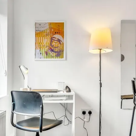Compact With Sofabed, Free Parking, Close To Wembley Stadium, Snacks, Coffee & Free Toiletries, Flat 2b Apartment