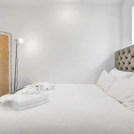 Apartment Compact With Sofabed, Free Parking, Close To Wembley Stadium, Snacks, Coffee & Free Toiletries, Flat 2b