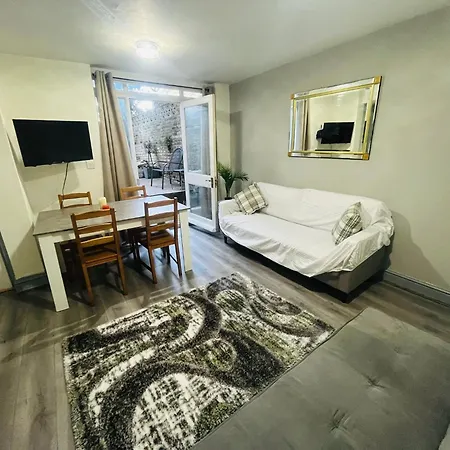 公寓 Charming 1-bedroom Flat For Rent In *