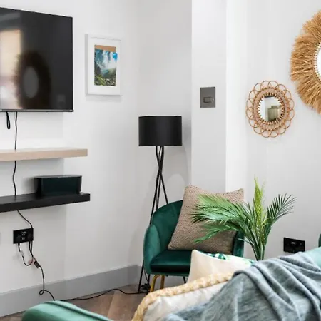 Modern Near Elizabeth Line Apartment Romford